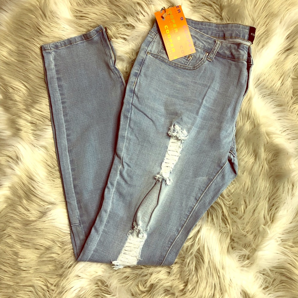Cooper 9 Los Angeles retro blue ripped jeans.